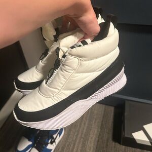 white and black sorels